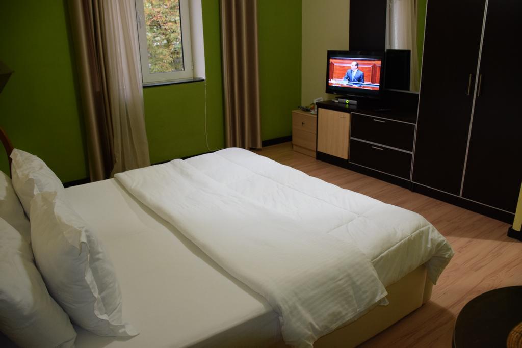 Hotel Eagle Tirana Buitenkant foto