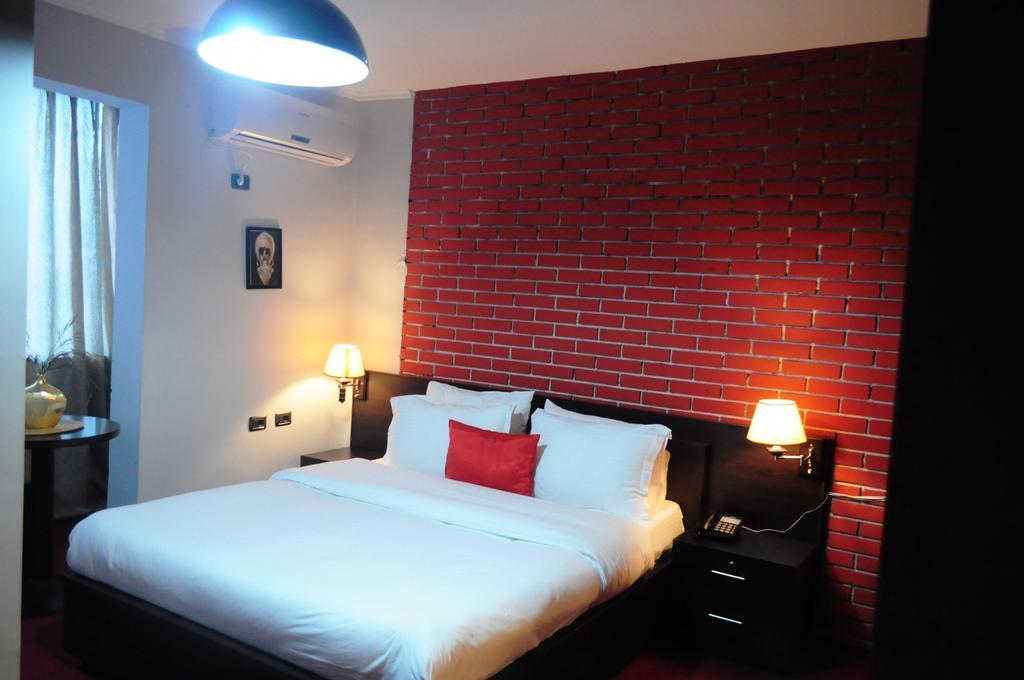 Hotel Eagle Tirana Buitenkant foto