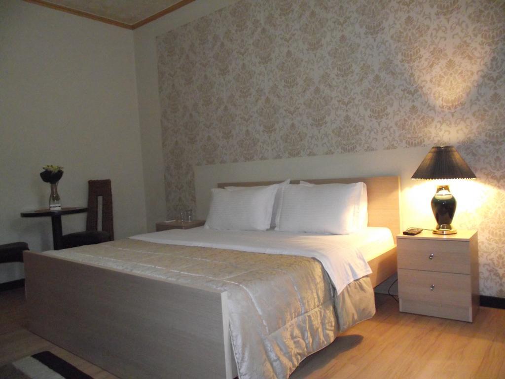 Hotel Eagle Tirana Buitenkant foto