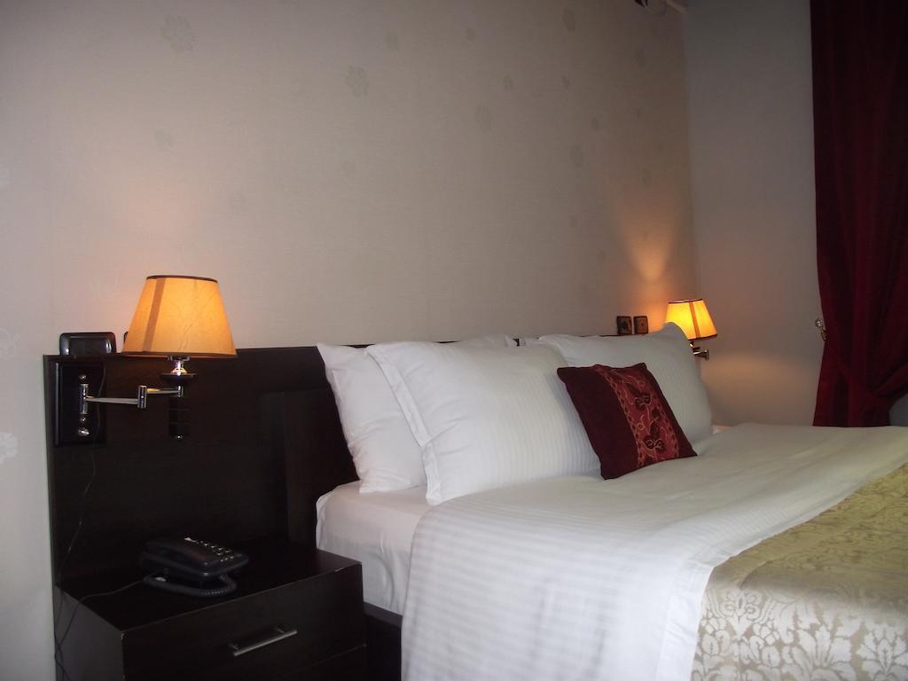 Hotel Eagle Tirana Buitenkant foto
