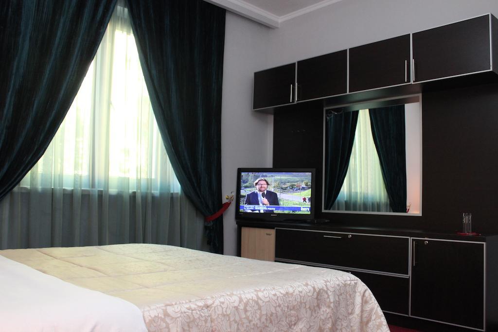 Hotel Eagle Tirana Buitenkant foto