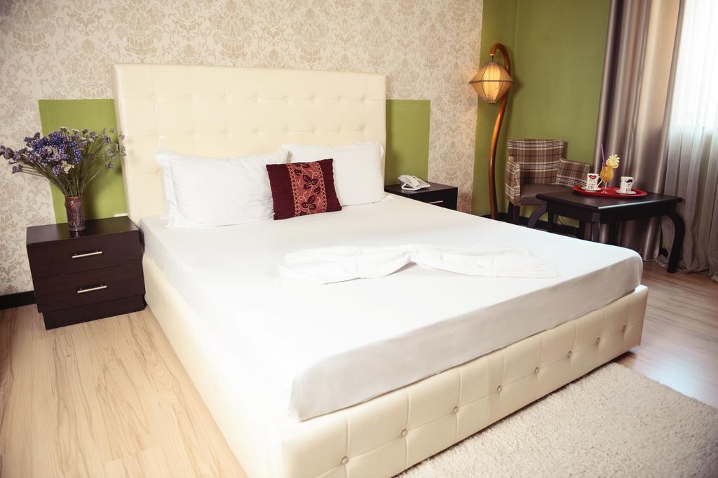 Hotel Eagle Tirana Buitenkant foto