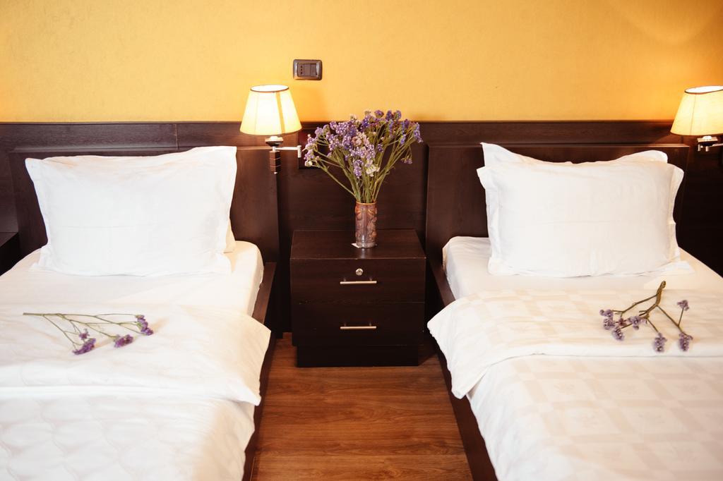 Hotel Eagle Tirana Buitenkant foto