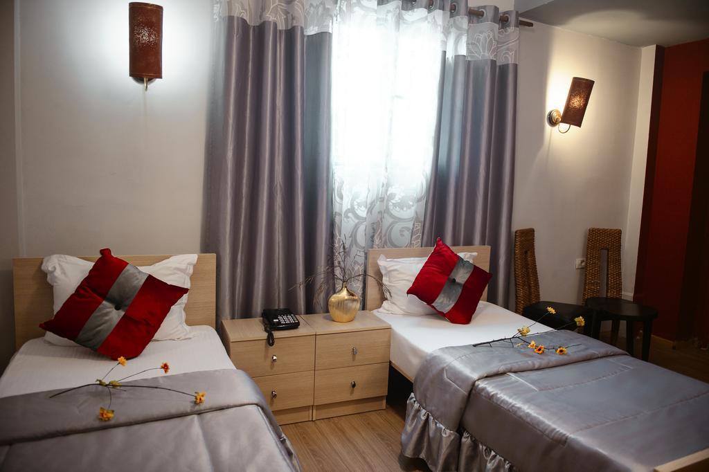 Hotel Eagle Tirana Buitenkant foto