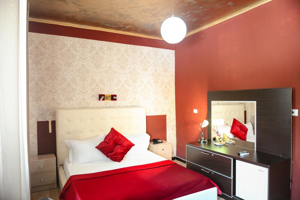 Hotel Eagle Tirana Buitenkant foto