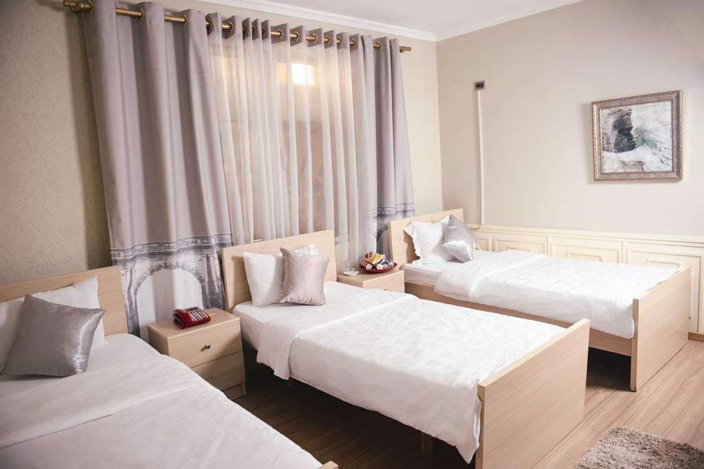 Hotel Eagle Tirana Buitenkant foto