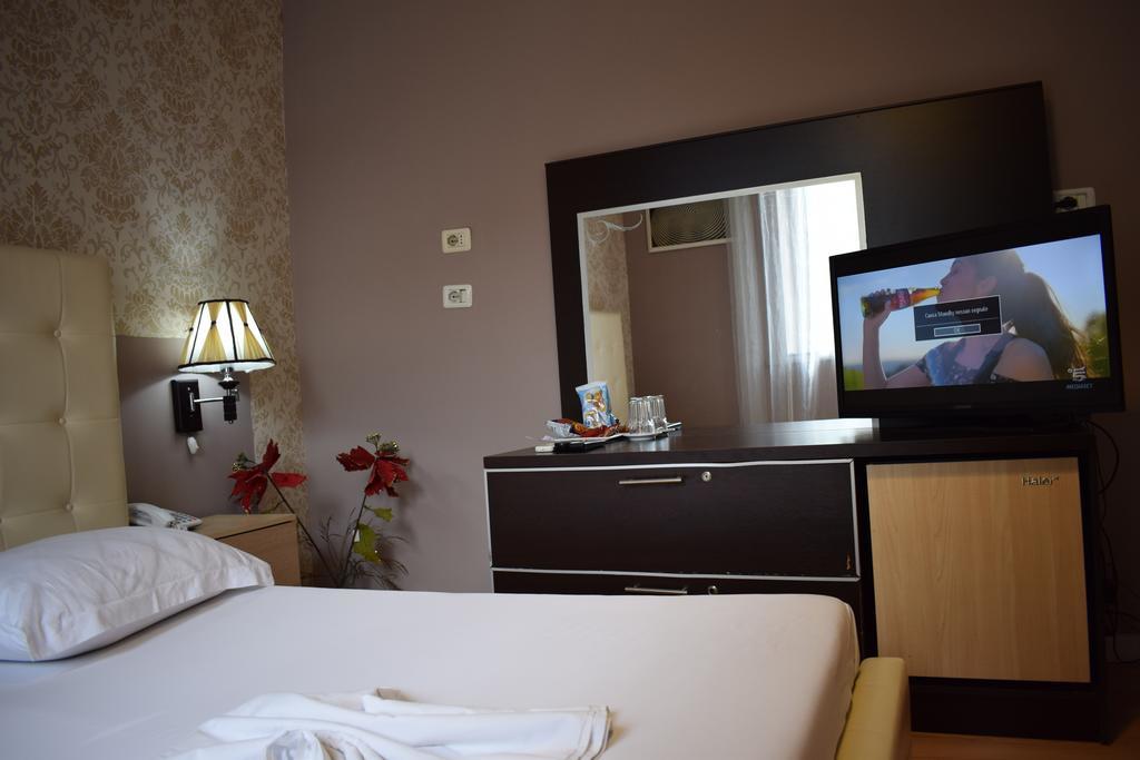 Hotel Eagle Tirana Buitenkant foto