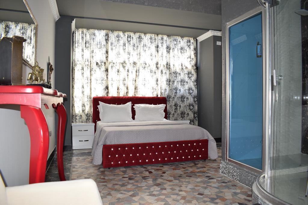 Hotel Eagle Tirana Buitenkant foto