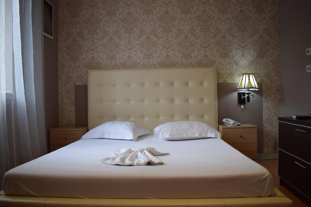 Hotel Eagle Tirana Buitenkant foto