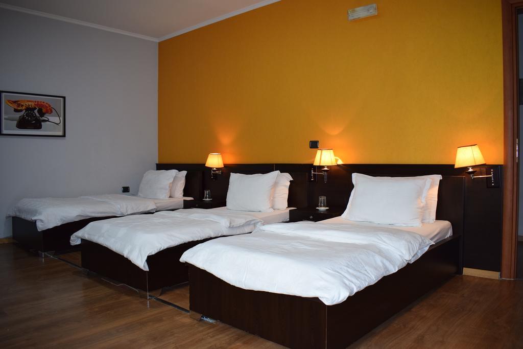 Hotel Eagle Tirana Buitenkant foto