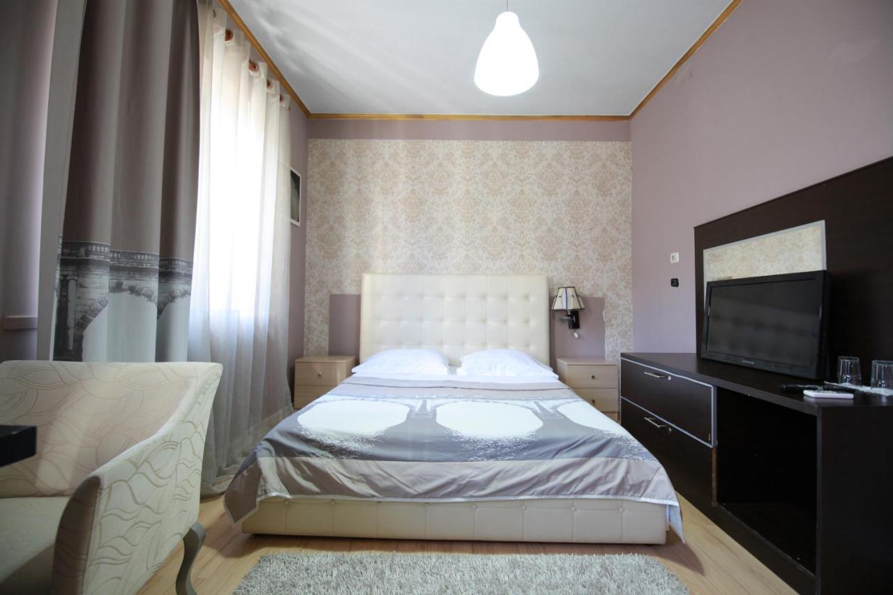 Hotel Eagle Tirana Buitenkant foto